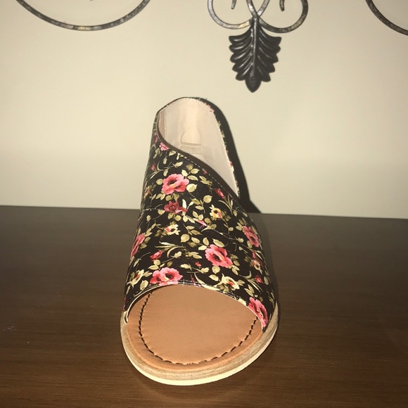 Floral Flat - Picture 6 of 6